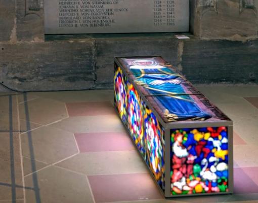 Leuchtendes Denkmal für die Heilige Elisabeth von Thüringen