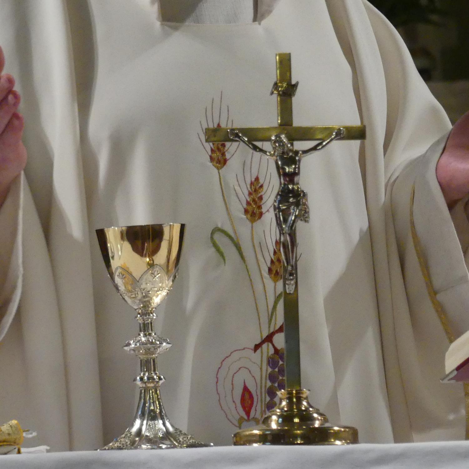 Priester beim Hochgebet