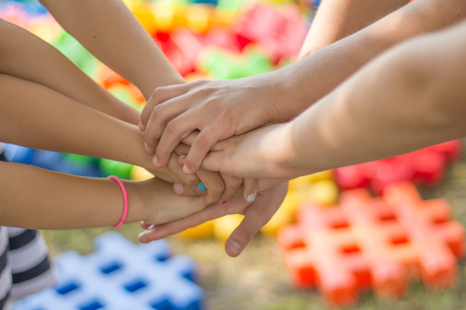 Sich überkreuzende und reichende Kinderhände